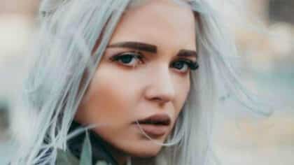 La signification de ne pas vouloir teindre ses cheveux gris, selon la psychologie