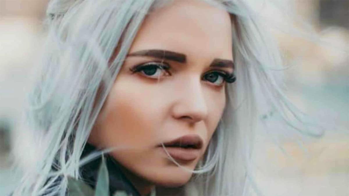 La signification de ne pas vouloir teindre ses cheveux gris, selon la psychologie