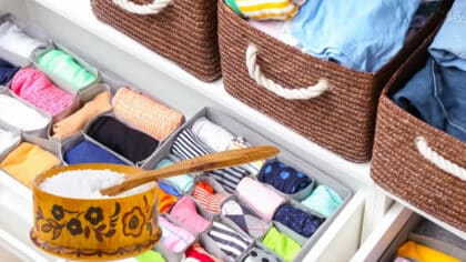 Laissez un coton imbibé de sel dans vos placards: voici à quoi ça sert et les bienfaits