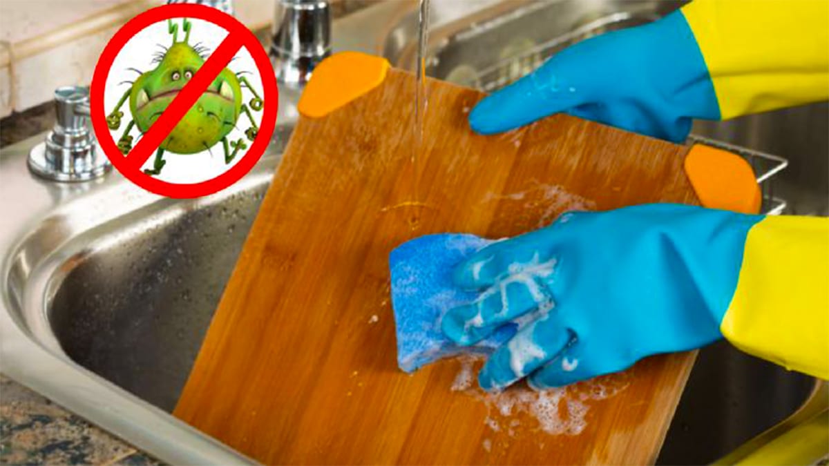 L’astuce avec 2 ingrédients qui élimine définitivement les germes de votre planche à découper