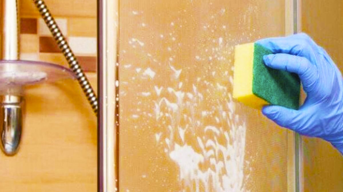 L’astuce de génie des hôtels pour nettoyer les parois de douche sans trace et les retrouver transparentes