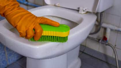 Les astuces efficaces pour éliminer les taches jaunes et le calcaire de l’abattant des toilettes