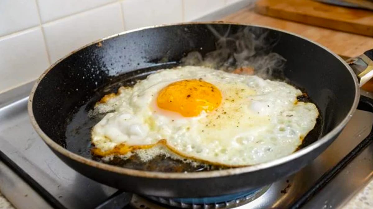 L’astuce géniale pour empêcher les œufs de coller à la poêle sans beurre ni eau