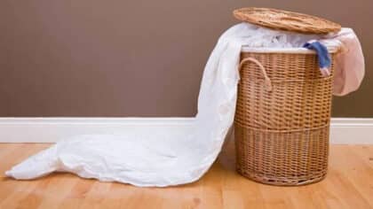 L’astuce magique des pressings pour nettoyer les vêtements blancs comme neufs