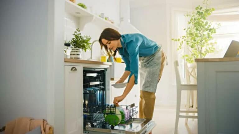 L’astuce magique pour que votre vaisselle sorte complètement sèche du lave-vaisselle