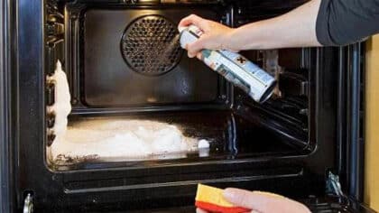 L’astuce redoutable pour nettoyer votre four comme neuf, sans bicarbonate ni vinaigre
