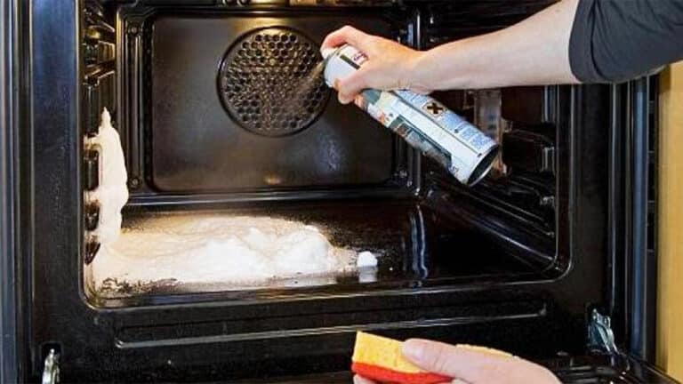 L’astuce redoutable pour nettoyer votre four comme neuf, sans bicarbonate ni vinaigre