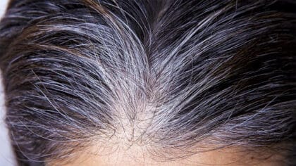 L’astuce simple et maison pour éliminer les cheveux gris sans teinture et qui vous rajeunit