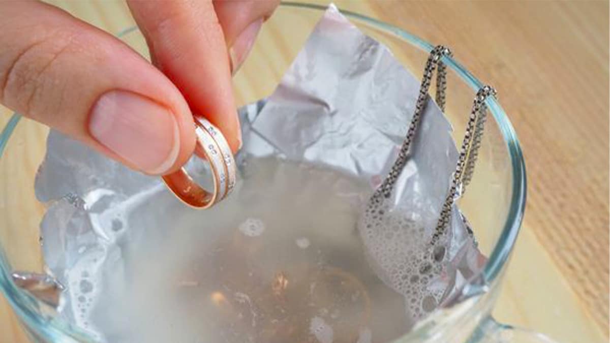 L’astuce simple pour nettoyer vos bijoux facilement et qu’ils paraissent neufs