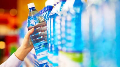 Le type d’eau en bouteille à éviter à tout prix : elle est un poison pour les reins, celles à privilégier