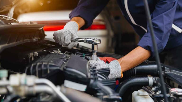 L’erreur courante et anodine que les automobilistes font peut coûter une fortune, un mécanicien alerte