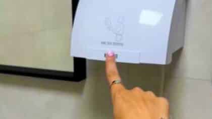 L’erreur fatale que tout le monde fait pour se sécher les mains dans les toilettes publiques selon un scientifique