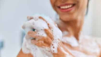Les dermatologues alertent : les 2 erreurs fatales à bannir lorsque vous prenez votre douche