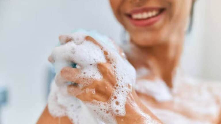 Les dermatologues alertent : les 2 erreurs fatales à bannir lorsque vous prenez votre douche