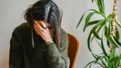 Les personnes malheureuses utilisent fréquemment ces 5 phrases selon la psychologie