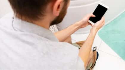 Les personnes qui vont aux toilettes avec leur téléphone ont ces 9 caractéristiques selon la psychologie
