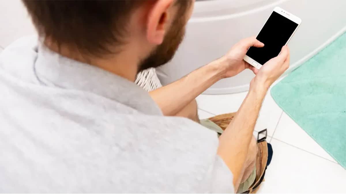 Les personnes qui vont aux toilettes avec leur téléphone ont ces 9 caractéristiques selon la psychologie