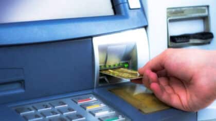 Les signes qui révèlent si un distributeur de billets est équipé d’un dispositif de clonage ou est piraté