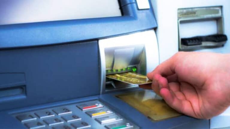 Les signes qui révèlent si un distributeur de billets est équipé d’un dispositif de clonage ou est piraté