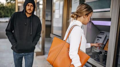 Ne retirez jamais d’argent si une personne s’approche de vous avec un téléphone : voici pourquoi