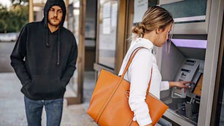 Ne retirez jamais d’argent si une personne s’approche de vous avec un téléphone : voici pourquoi