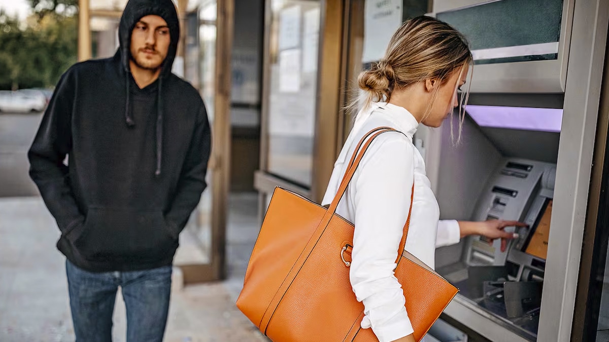 Ne retirez jamais d’argent si une personne s’approche de vous avec un téléphone : voici pourquoi