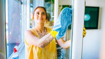 Ni Javel ni nettoyant à vitres: les astuces simples pour nettoyer vos vitres et miroirs sans trace