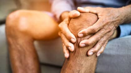 Ni Pilates ni marche : l’activité idéale pour les seniors qui souffrent de problèmes articulaires