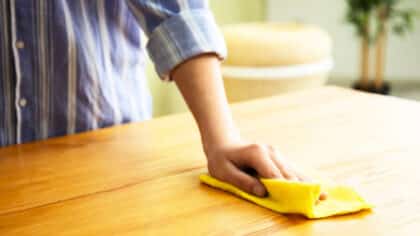 Ni citron ni vinaigre : cet ingrédient de cuisine enlève les taches sur le bois comme par magie