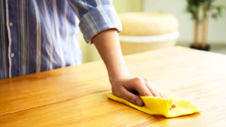 Ni citron ni vinaigre : cet ingrédient de cuisine enlève les taches sur le bois comme par magie