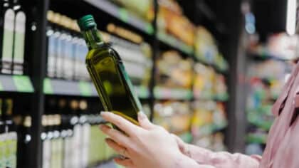 Ni huile d’olive ni de tournesol: cette huile très peu consommée est la meilleure pour cuisiner selon un expert