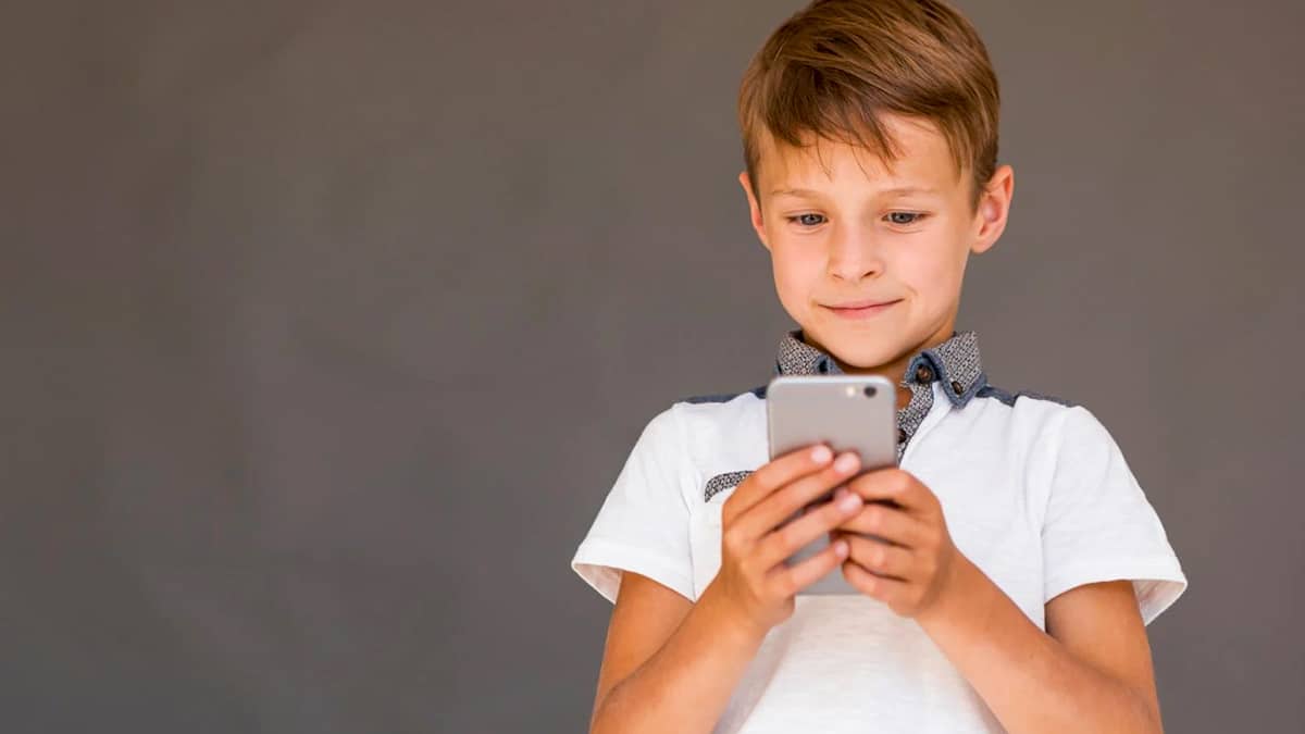 Ni interdire ni s’énerver: les clés d’un psychologue si votre enfant passe trop de temps sur le téléphone