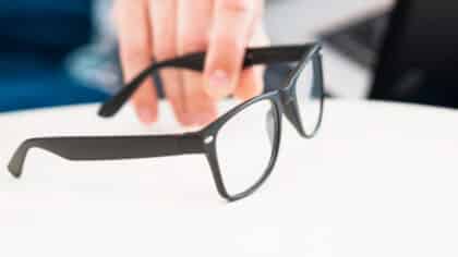 Ni chiffon ni lingettes : la nouvelle astuce géniale pour nettoyer vos lunettes comme neuves