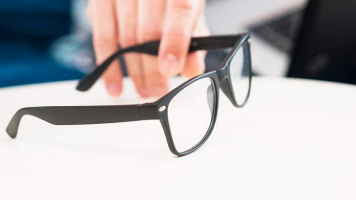 Ni chiffon ni lingettes : la nouvelle astuce géniale pour nettoyer vos lunettes comme neuves