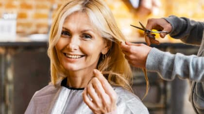 Ni lisse ni ondulé: la coupe de cheveux idéale pour les femmes de plus de 60 ans pour paraître plus jeune