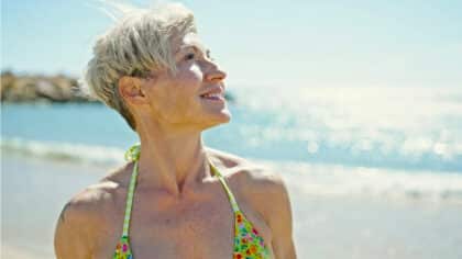 Ni mèches ni cheveux mi-longs : la meilleure coupe de cheveux après 65 ans pour paraître plus jeune