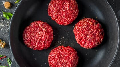 Ni œuf ni huile : l’astuce simple d’un grand chef pour rendre la viande hachée bien plus savoureuse