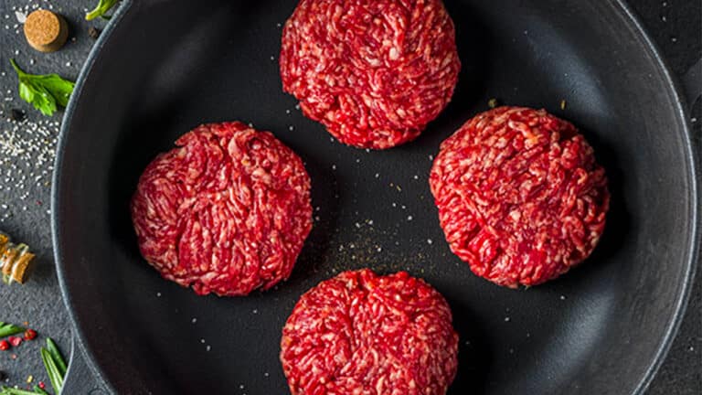 Ni œuf ni huile : l’astuce simple d’un grand chef pour rendre la viande hachée bien plus savoureuse