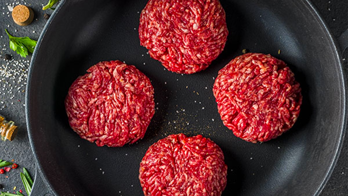 Ni œuf ni huile : l’astuce simple d’un grand chef pour rendre la viande hachée bien plus savoureuse