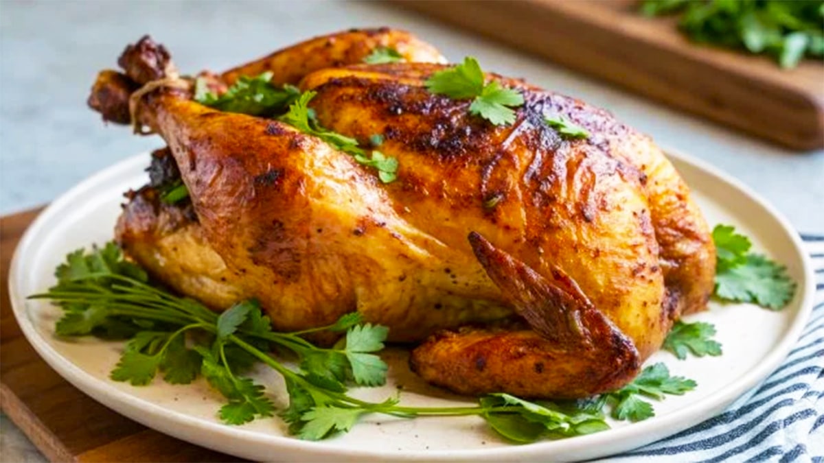 Ni température ni huile: l’astuce incroyable d’un chef pour une peau de poulet rôti croustillante