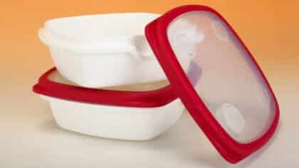 Ni vinaigre ni bicarbonate : l’astuce des experts pour enlever les taches sur les Tupperware