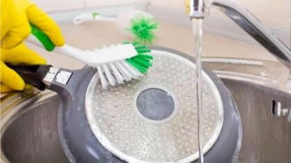 Ni vinaigre ni bicarbonate : l'astuce infaillible pour éliminer la graisse des poêles en un tour de main