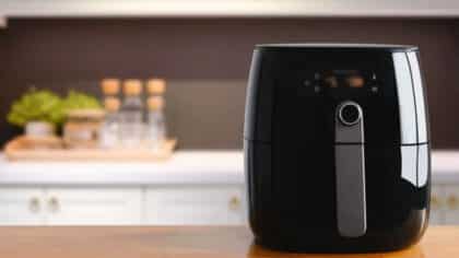 Ni vinaigre ni bicarbonate : l’astuce magique pour éliminer facilement la graisse de votre AirFryer