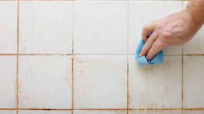 Ni vinaigre ni bicarbonate: l’astuce pour éradiquer la moisissure des joints de salle de bain et les retrouver blancs éclatants