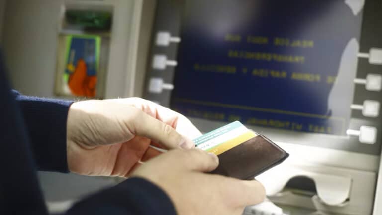 N’insérez jamais votre CB dans un distributeur si vous voyez cet objet, vous pouvez perdre votre argent
