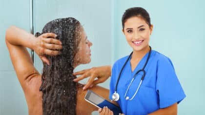 Prendre une douche tous les jours n'est pas bon: une infirmière révèle la bonne fréquence par semaine
