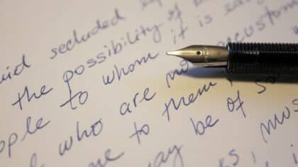 Que signifie écrire avec une petite écriture selon la graphologie