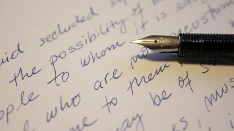 Que signifie écrire avec une petite écriture selon la graphologie