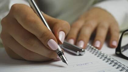 Que signifie écrire en très grandes lettres selon la psychologie