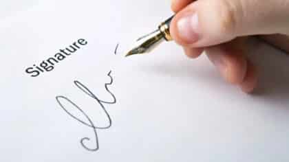 Que signifie le fait que la signature d’une personne soit inclinée vers le haut selon la graphologie